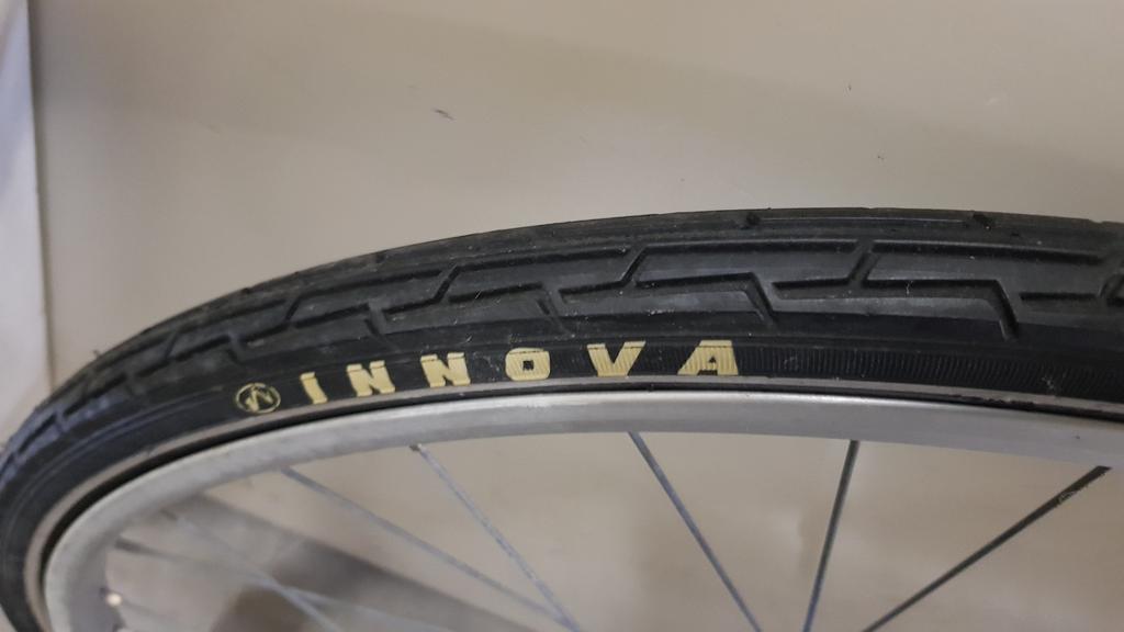 voorwiel van de fiets, 26", compleet met band, Fietsen en Brommers, Band, Innova, Ophalen of Verzenden, Zo goed als nieuw