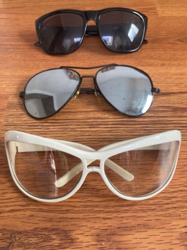 3 lunettes de soleil, Enlèvement