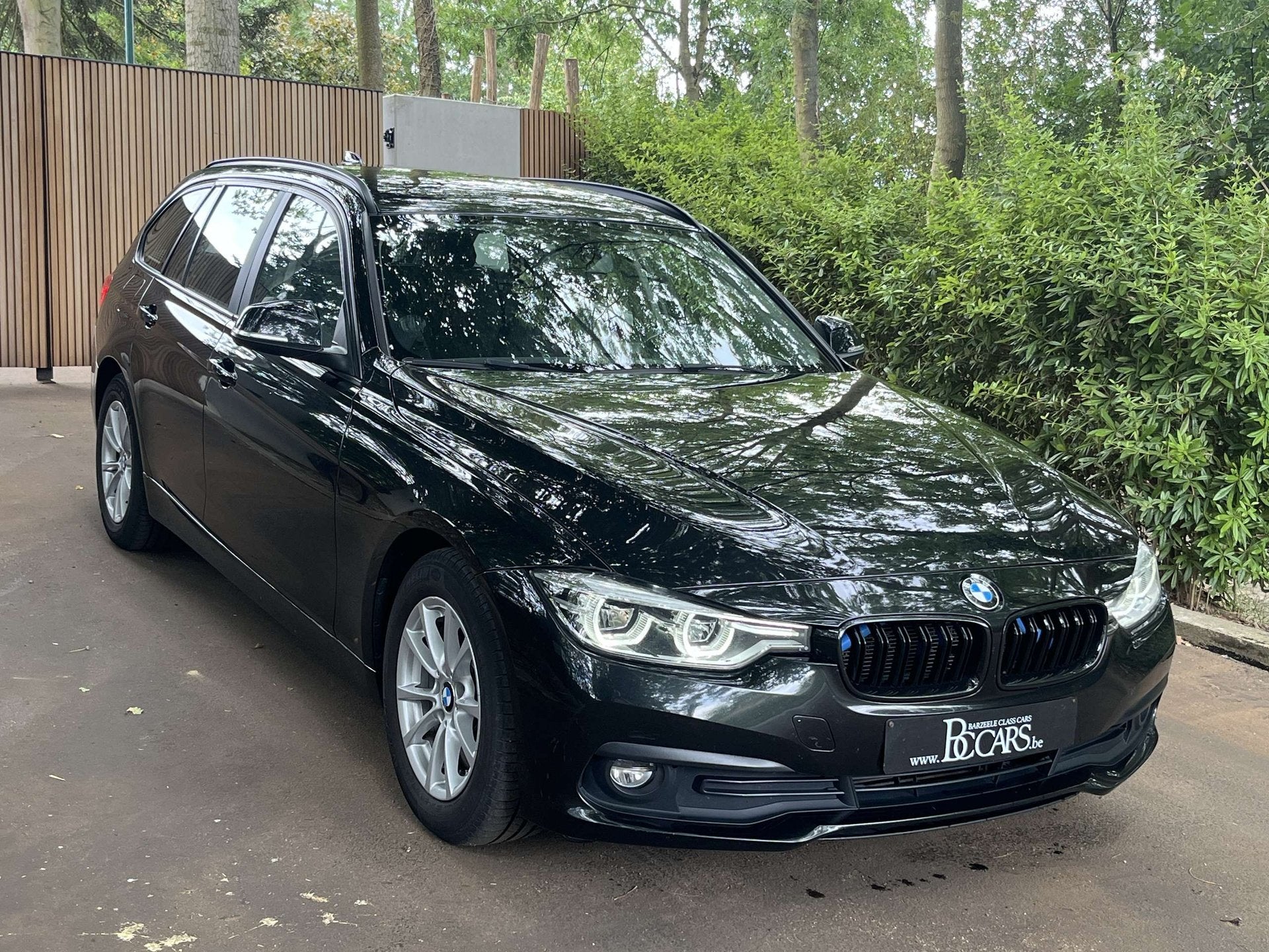 BMW 318 Facelift-Full Led-Navigatie-BT-Parkeersensoren-16", 100 kW, 4 cilinders, 136 pk, Zwart