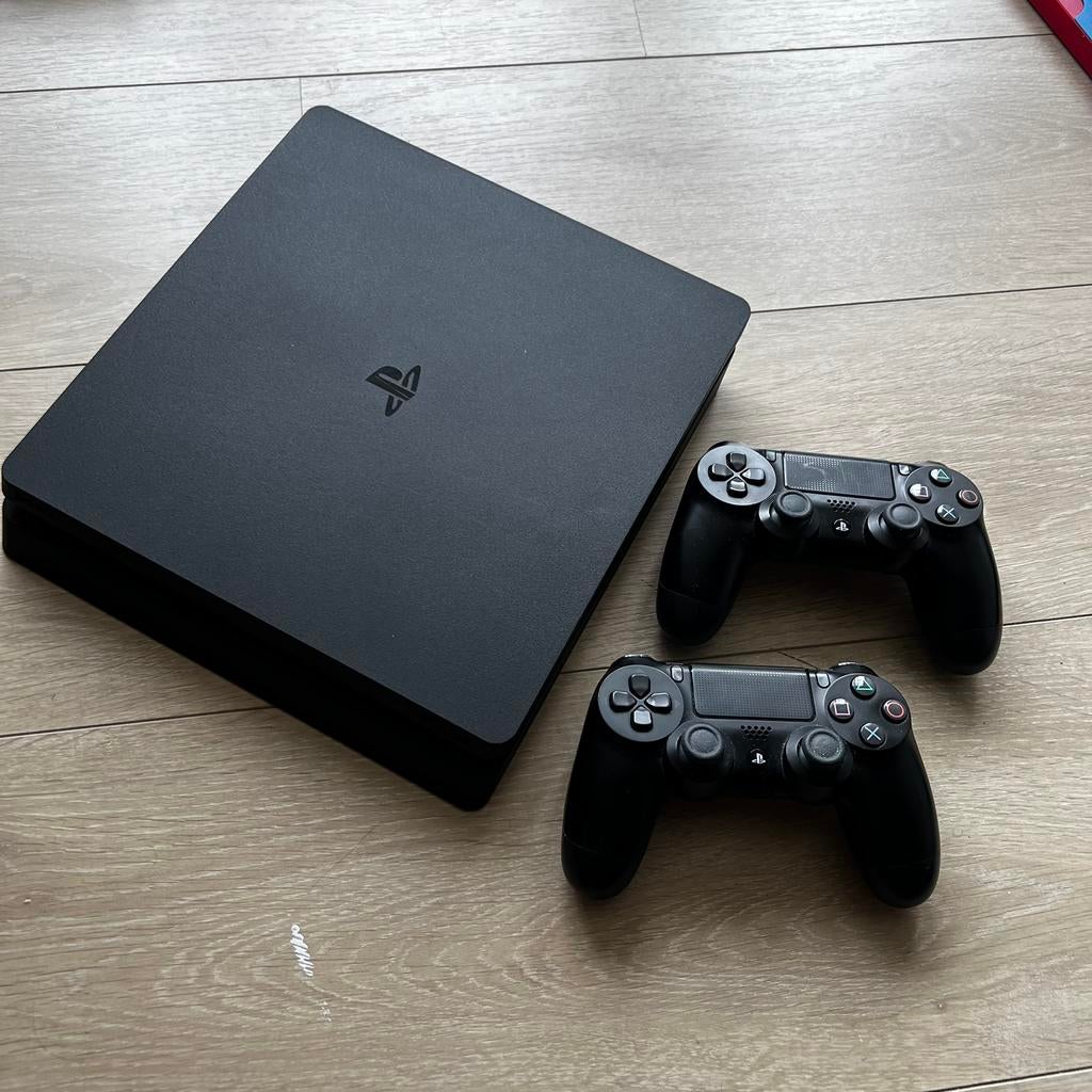 PlaysStation 4 slim 1tb + laadstation, Ophalen, Gebruikt, Met 2 controllers, 1 TB