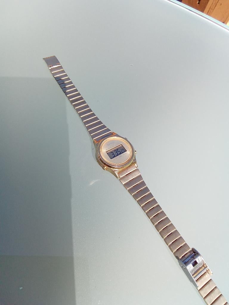 Casio Vintage LA700WEG-9AEF dorée, Bijoux, Sacs & Beauté, Montres | Femmes, Utilisé, Enlèvement