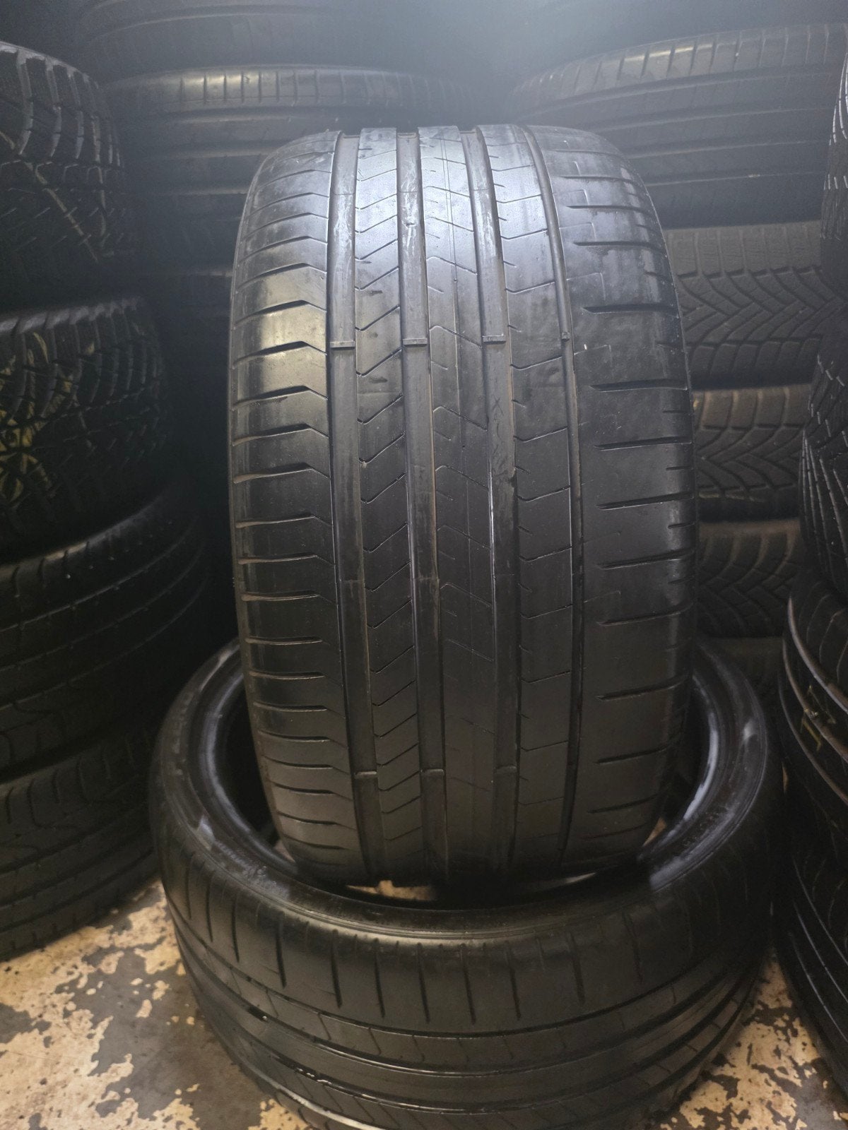 285 30 21  pirelli avec montage et équilibrage, Enlèvement