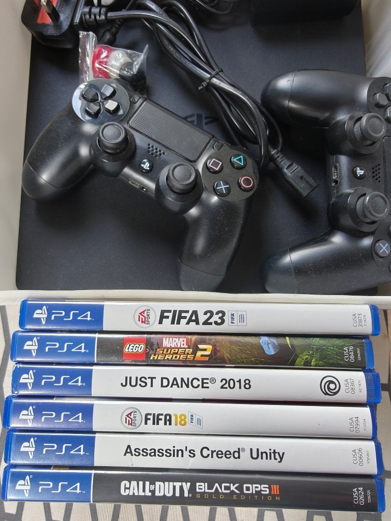PS4 + 2 Controllers + 6 Games, 2 spelers, Ophalen, Gebruikt