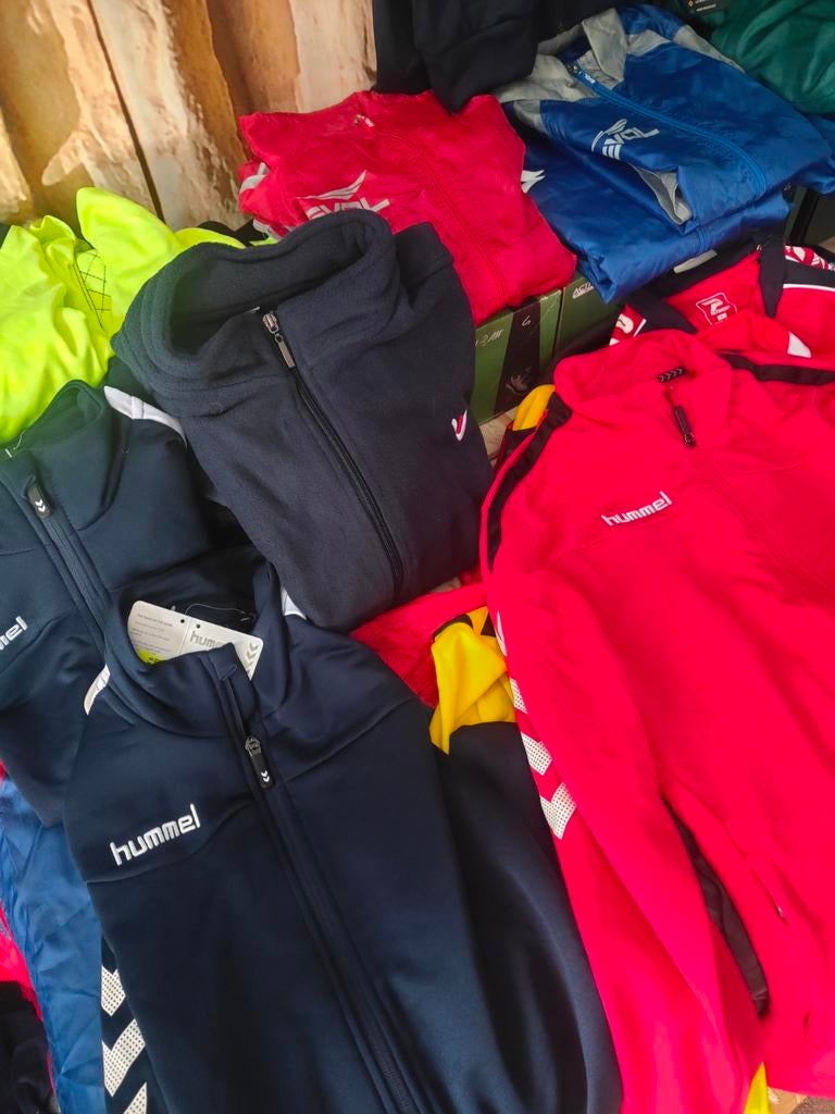 60 tenues de sport enfant/ado, Divers, Lots de brocante, Enlèvement, Neuf