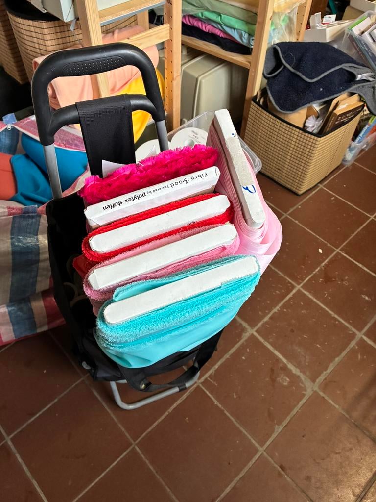 Heel veel stoffen € 3 per meter, Hobby en Vrije tijd, Naaien en Fournituren, Ophalen of Verzenden, Zo goed als nieuw