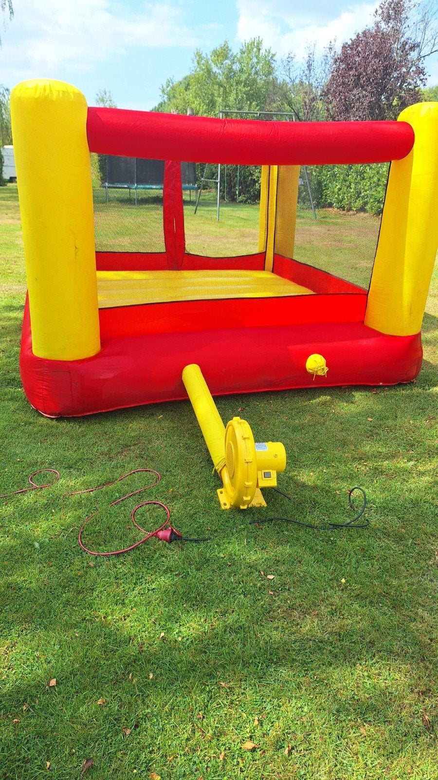 te koop  rood/geel springkasteel + blower, Ophalen, Gebruikt
