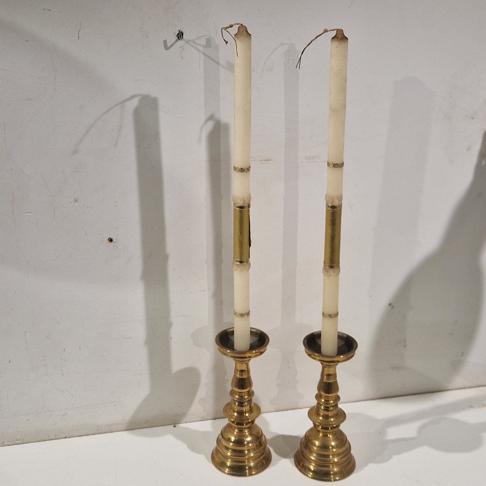 antieke zware bronzen of koperen kandelaars met kaars, Ophalen of Verzenden, Gebruikt, Kaars