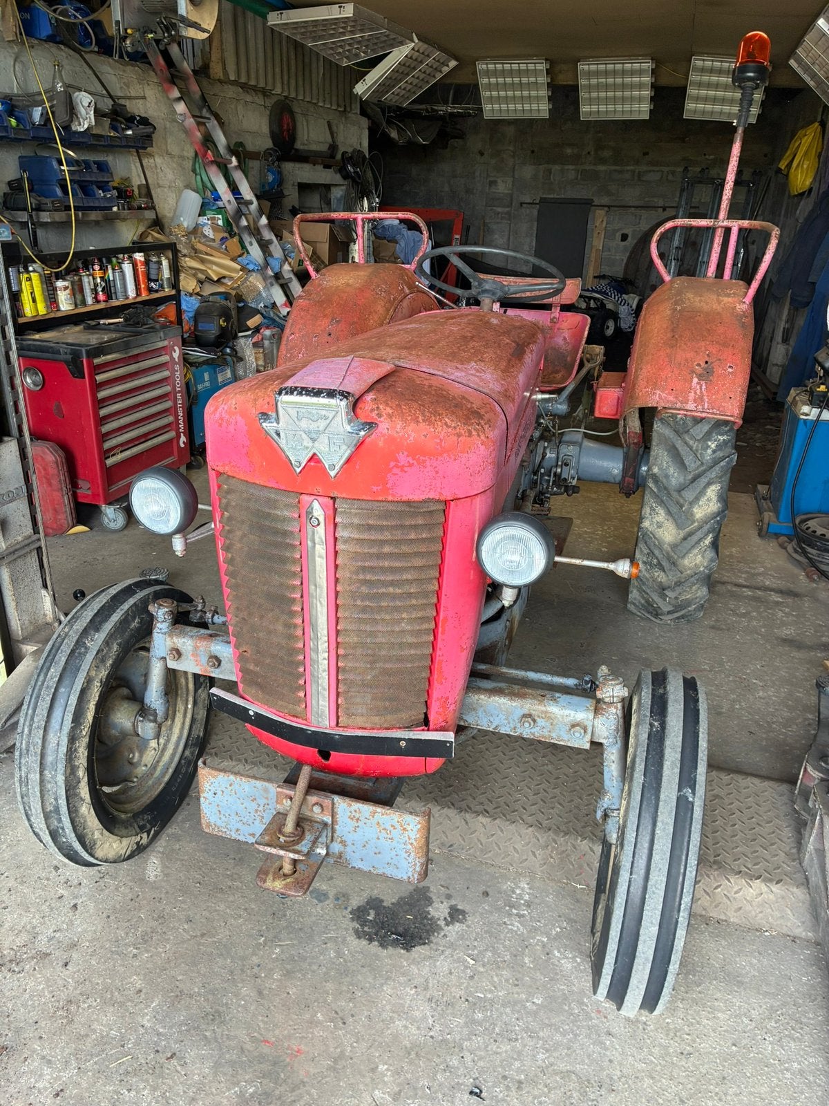 Massey Ferguson 825, Enlèvement, Massey Ferguson