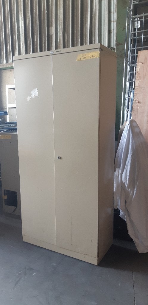 METALEN KAST 2 DEUREN IDEAAL VOOR GARAGE OF BERGING, Ophalen of Verzenden, Gebruikt, Kast