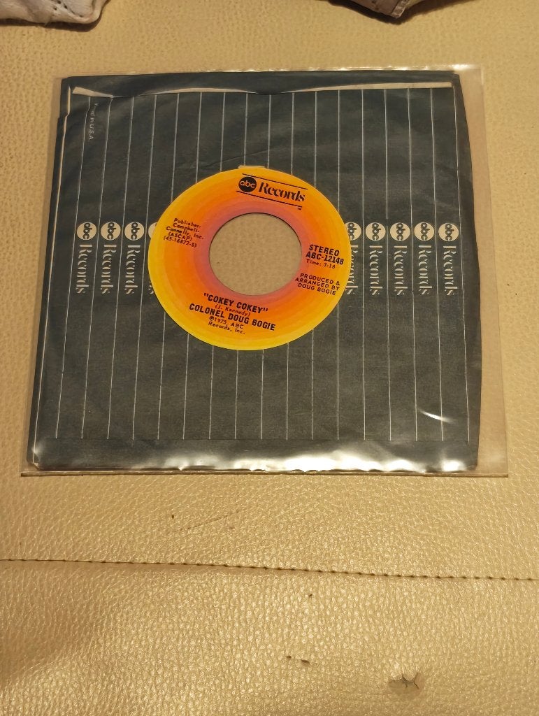 Single van Colonel Doug Bogie, 7 inch, Ophalen of Verzenden, Zo goed als nieuw, Beschermende buitenhoes