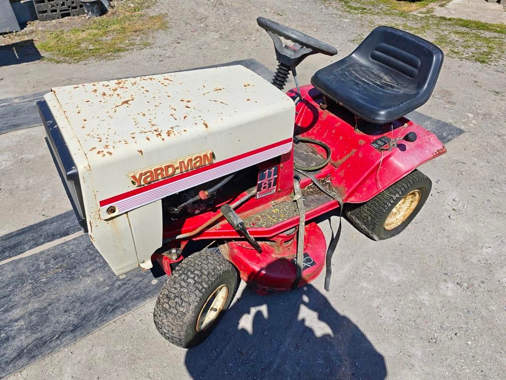 Yard man-tractormaaier wordt weer in gebruik genomen, Ophalen