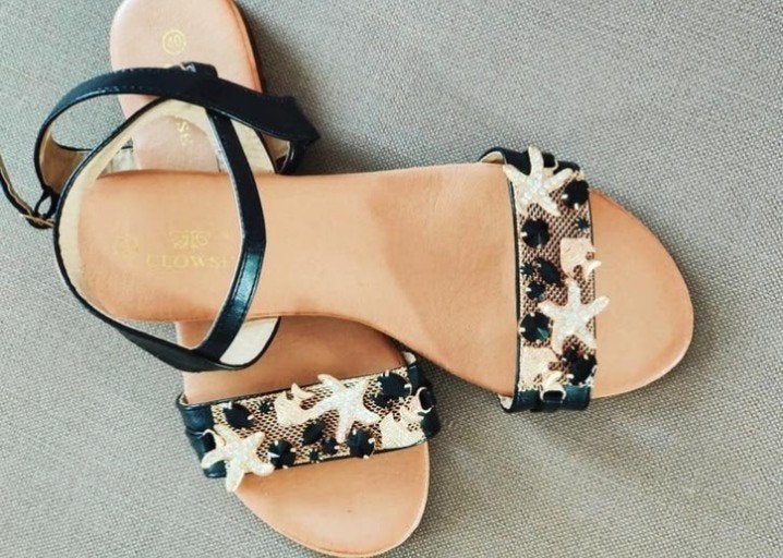 Prachtige zomersandalen met zeeschelpen. Als nieuw., Zwart, Zo goed als nieuw, Sandalen of Muiltjes, Ophalen of Verzenden