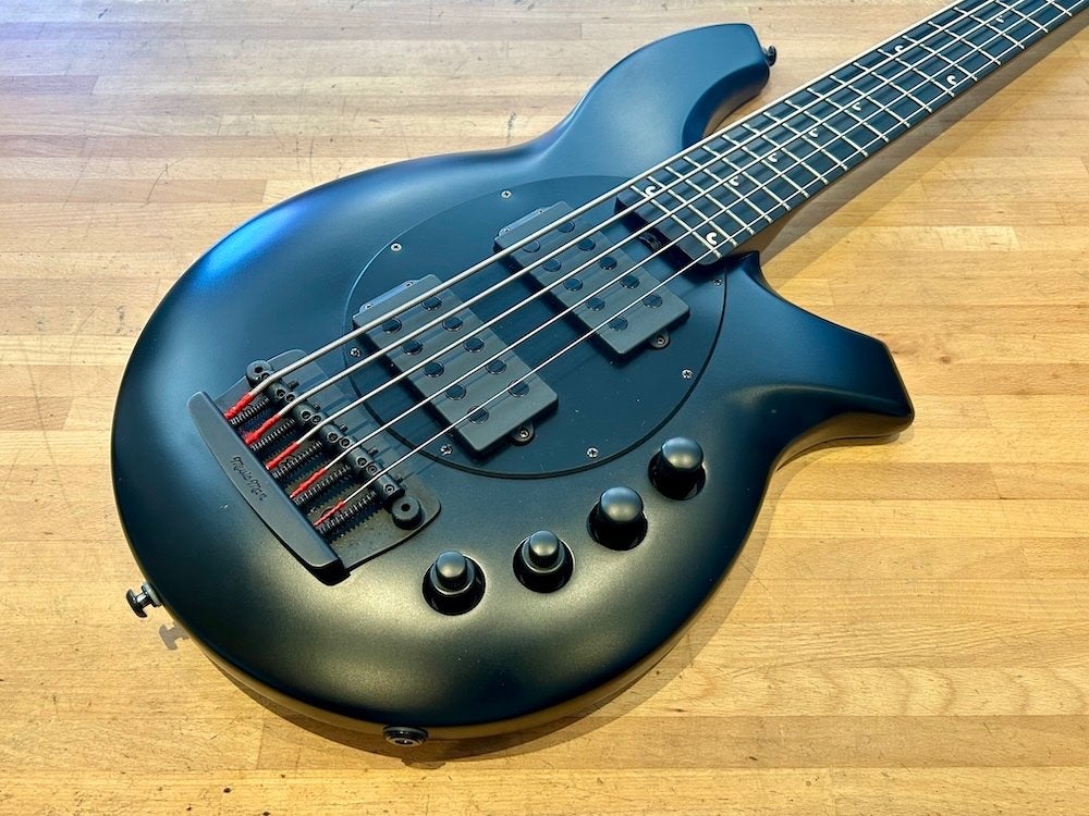 Music Man 2019 Bongo 5 HH Stealth Black + Étui, Musique & Instruments, Instruments à corde | Guitares | Basses, Enlèvement ou Envoi