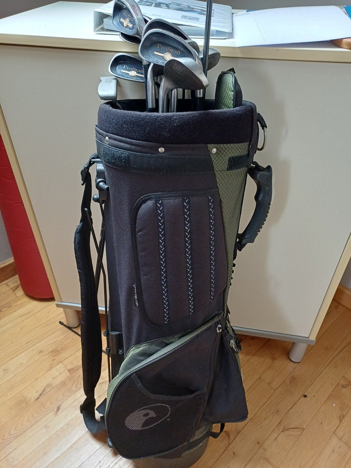 Golftas met clubs en golfkar., Sport en Fitness, Golf, Ophalen, Golfkar, Callaway