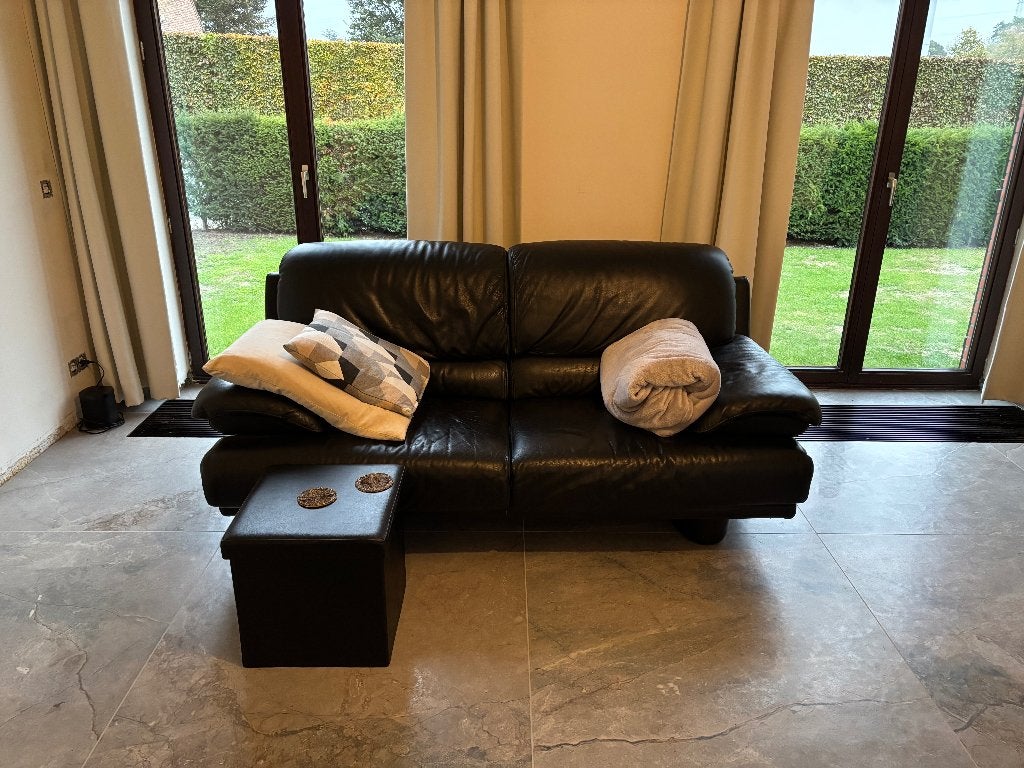 GRATIS 2 x 2-zits zwart lederen zetels Natuzzi op te halen, Ophalen, Gebruikt, 100 tot 125 cm, 150 tot 200 cm