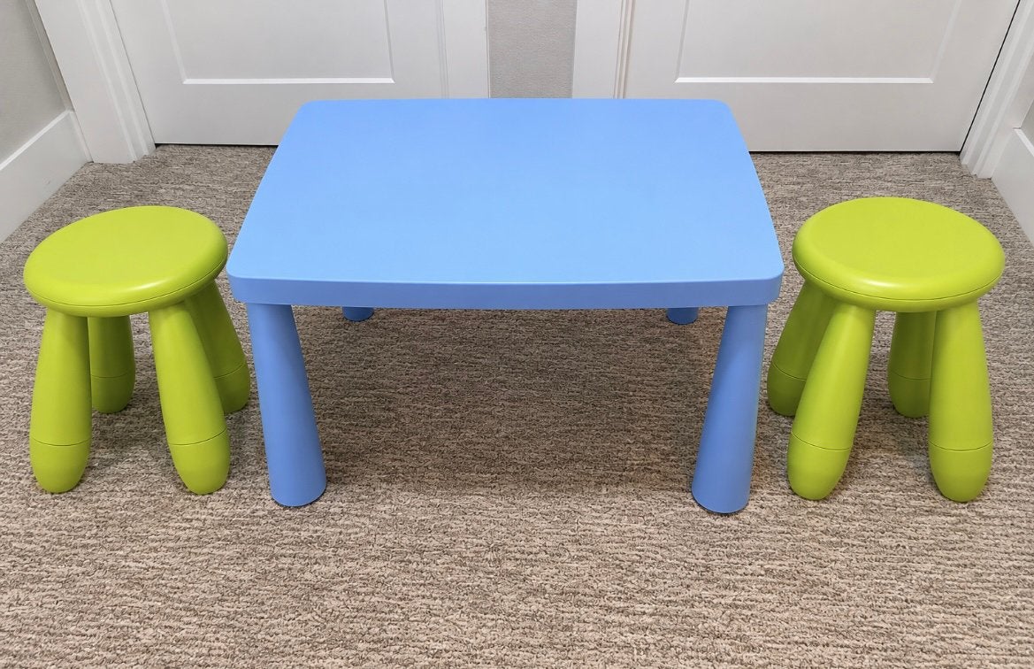 Kids table and stool, Enfants & Bébés, Chambre d'enfant | Tables & Chaises, Enlèvement, Utilisé