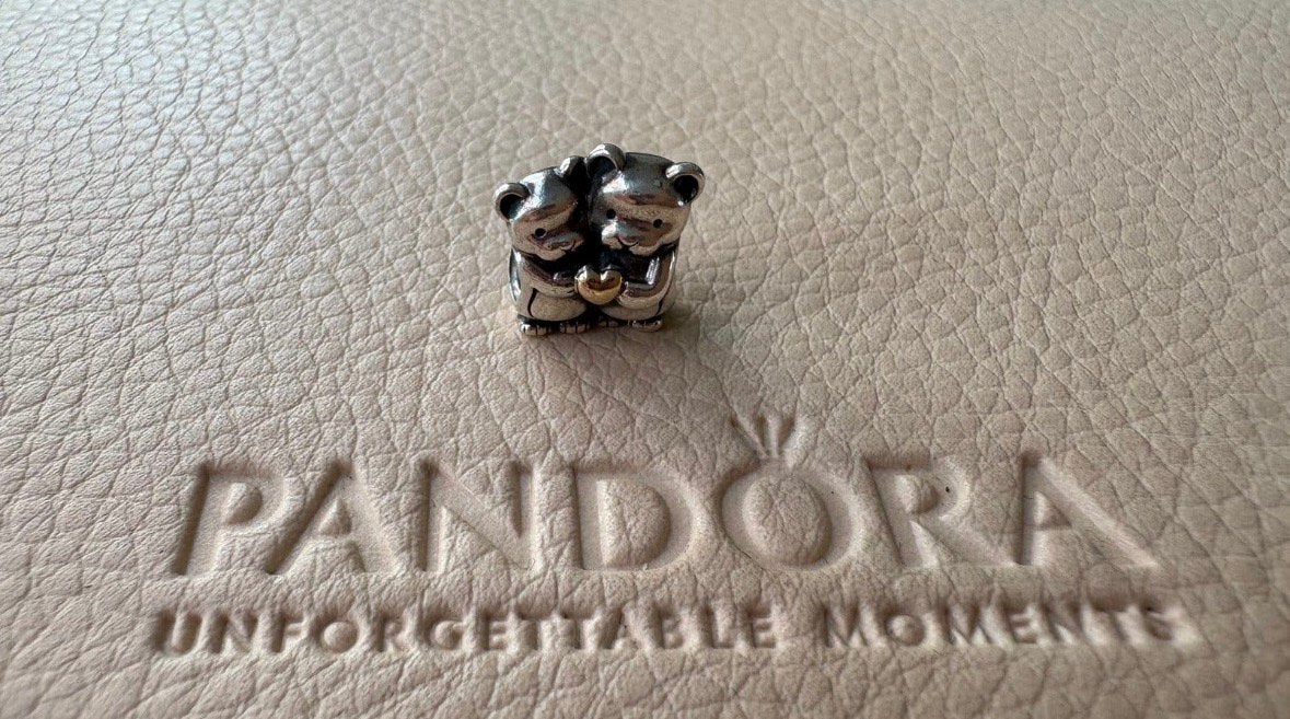 Pandora Bear Hug met 14kt goud, Pandora, Nieuw, Ophalen of Verzenden, 1 bedel