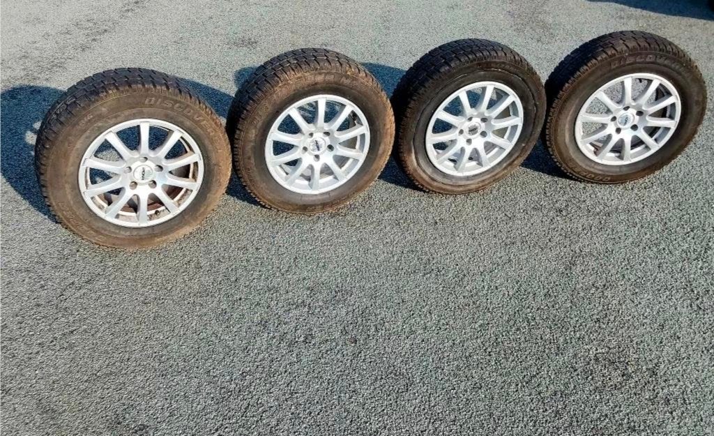 Belles jantes en alliage pour Toyota avec pneus 215/70-16, Ophalen, 16 inch, Banden en Velgen, Winterbanden