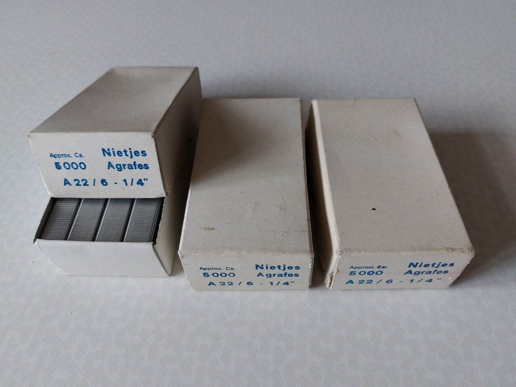3 dozen Nieuw Nietjes A22-6 --2 € de doos, Enlèvement, Neuf