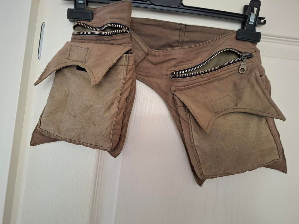 Een HEUPRIEM MET 2 ZAKKEN, Ophalen