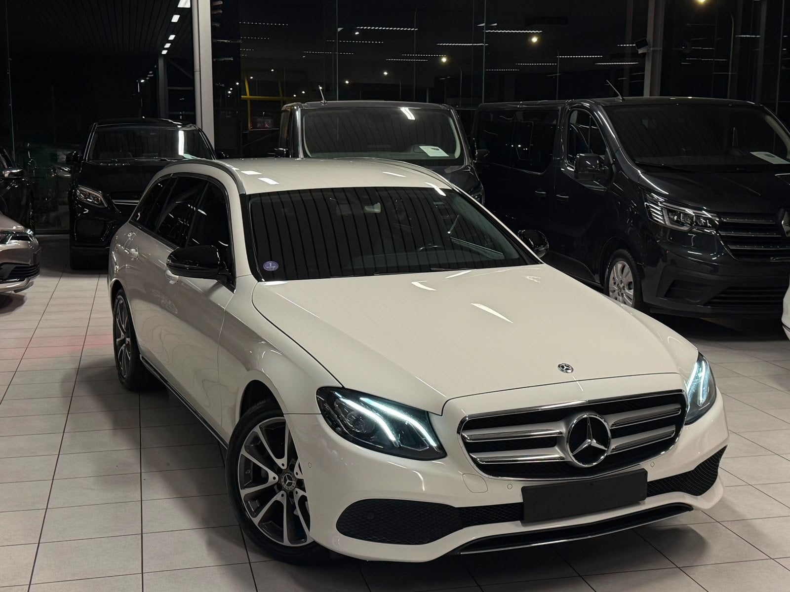 Mercedes Benz E 200 4 Matic, Auto's, Automaat, Multifunctioneel stuurwiel, Gebruikt, Euro 6