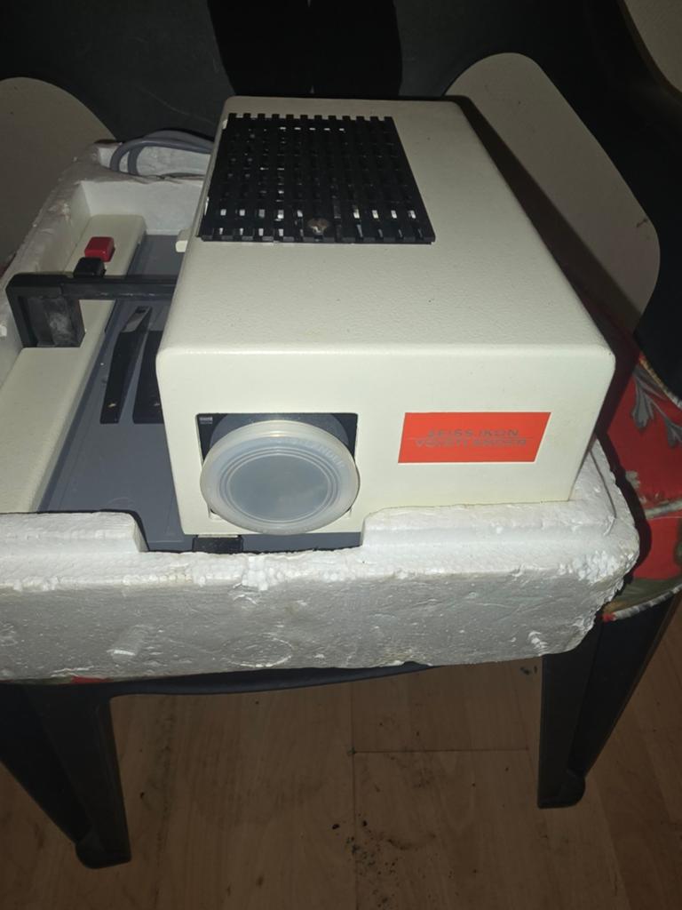 Projecteur de diapositive , ZEIS Ikon voitland,  ds sa boite, Enlèvement