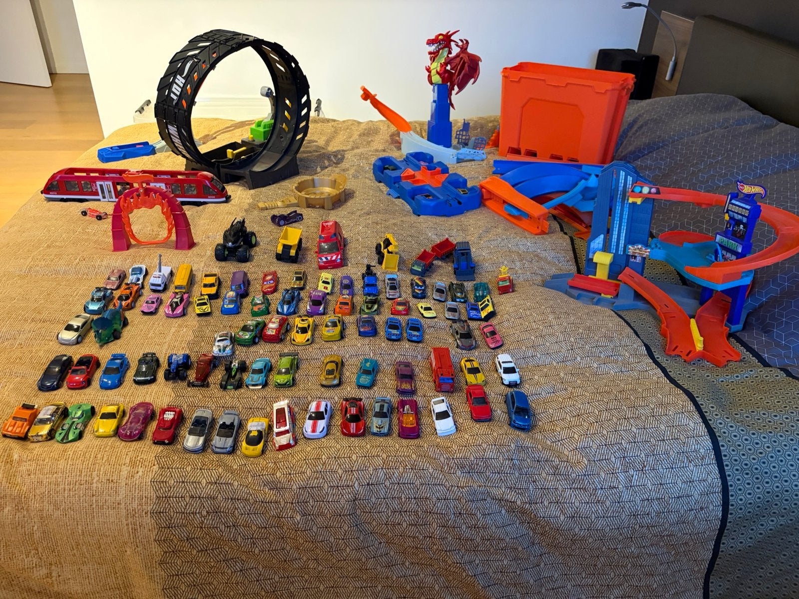 Hot wheels te koop auto race baan looping, Enfants & Bébés, Enlèvement, Comme neuf, Hot Wheels