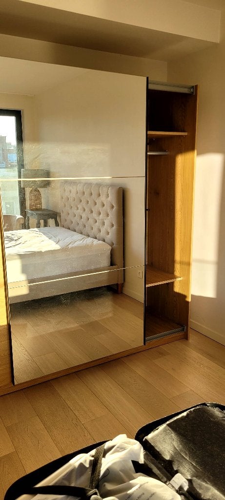 Armoire RABERG 200x200 a/miroir coloris chêne chaud, Neuf, 150 à 200 cm, Enlèvement, Avec porte(s)