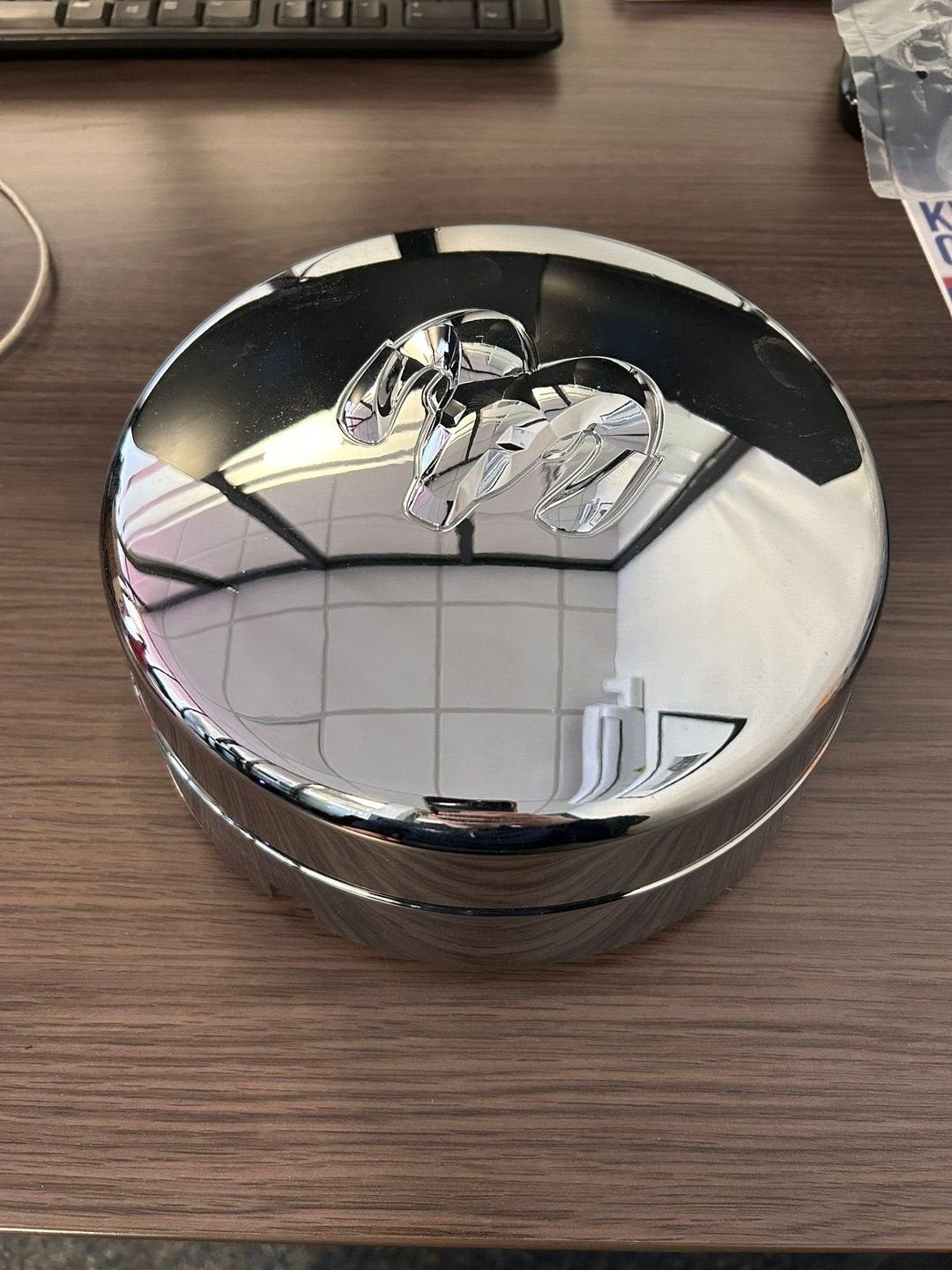 Dodge Ram 3500 center cap wieldop chrome - #52106877AA, Auto diversen, Wieldoppen, Nieuw, Ophalen of Verzenden