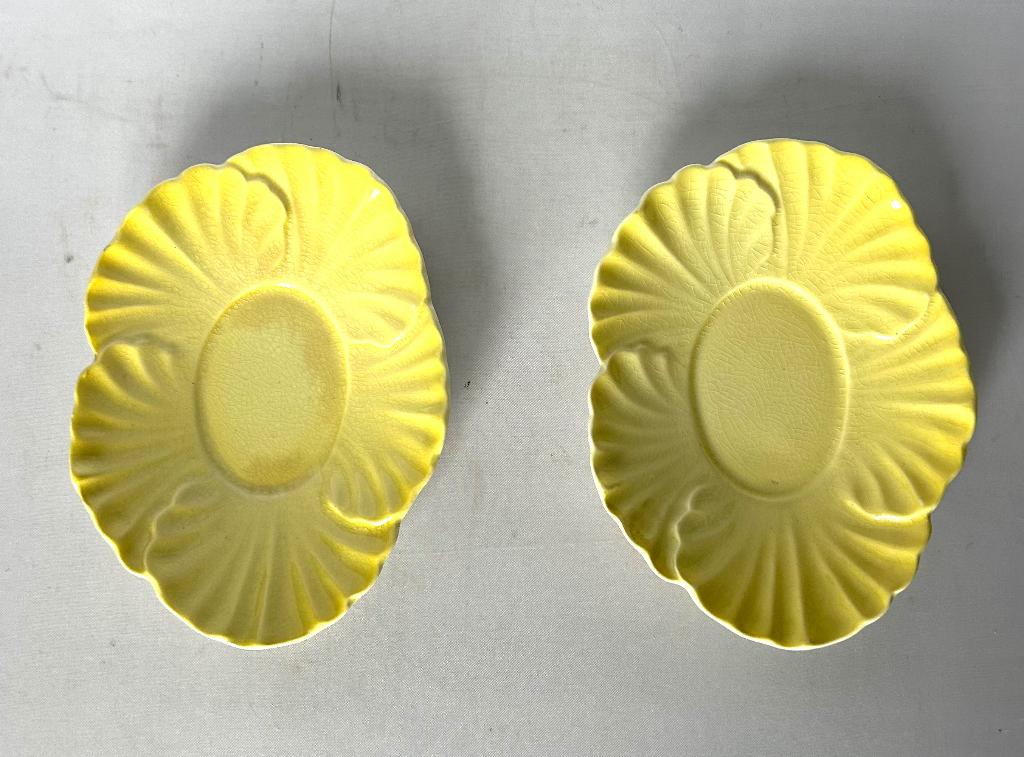 Carlton Ware porselein 2 lichtgele florale schaaltjes, Antiek en Kunst, Ophalen of Verzenden