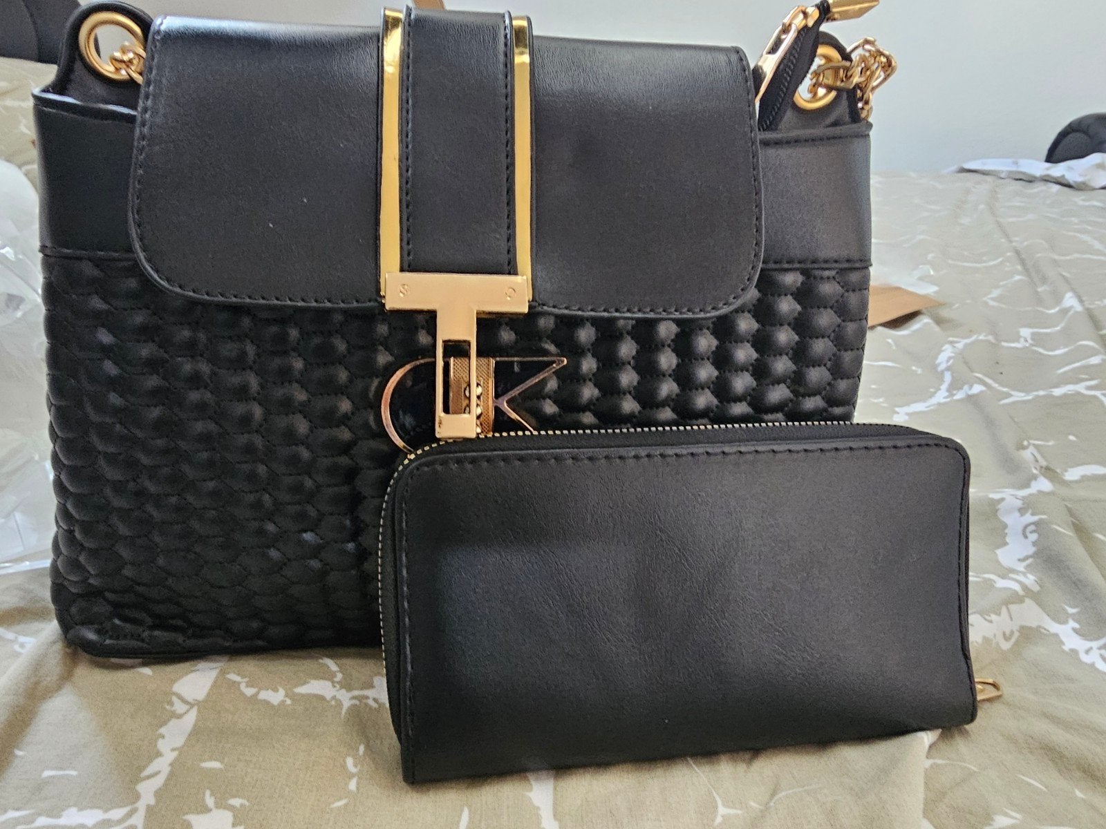 Sac à main noir élégant avec portefeuille assorti, Envoi