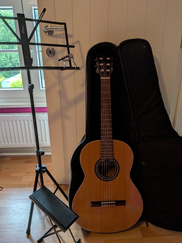 Cuenca 10 met tas, muziekstaander en voetbankje, Musique & Instruments, Instruments à corde | Guitares | Acoustiques, Comme neuf