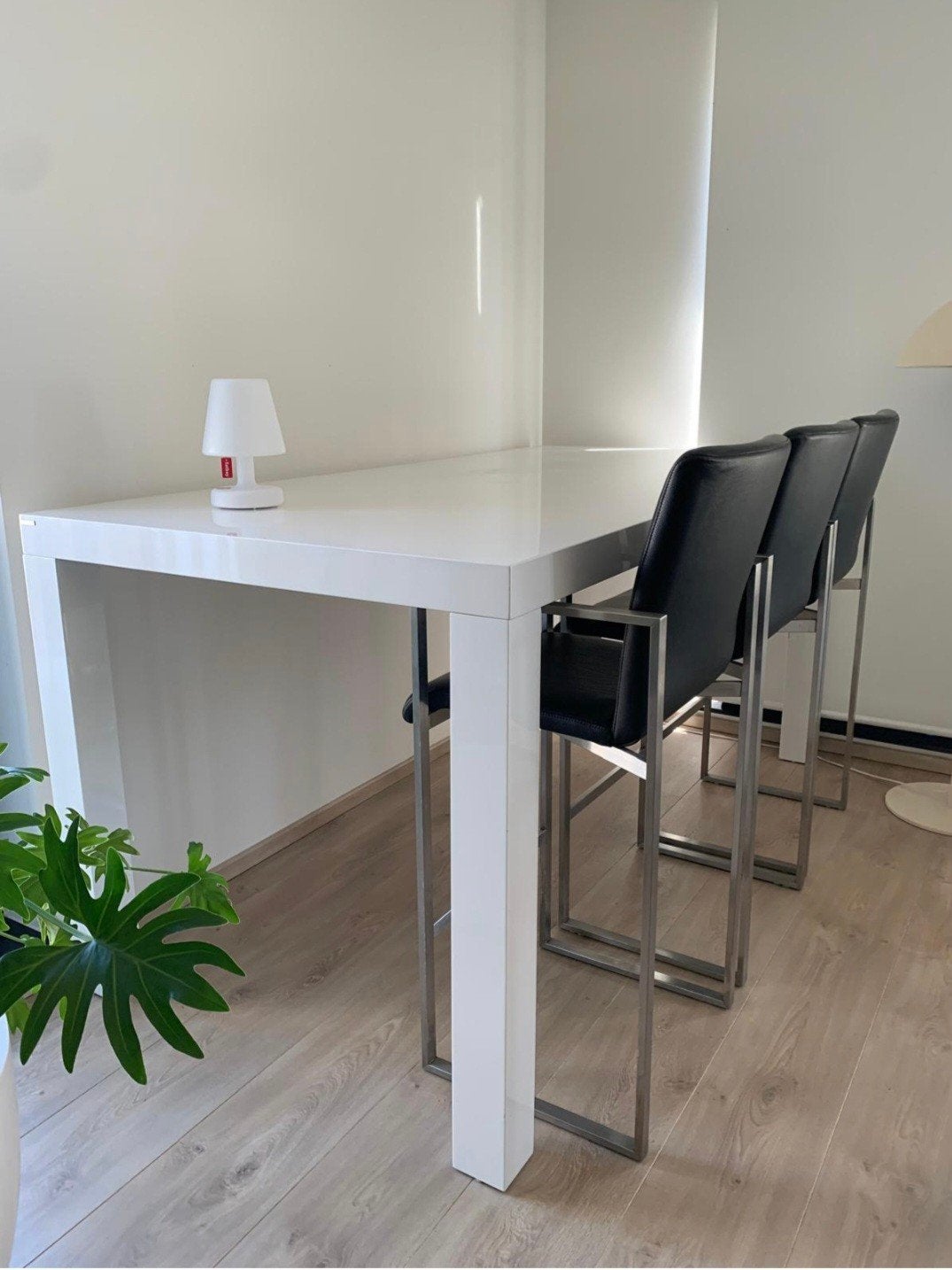 Hoge tafel glans wit. + 6 barkrukken in leder, Ophalen