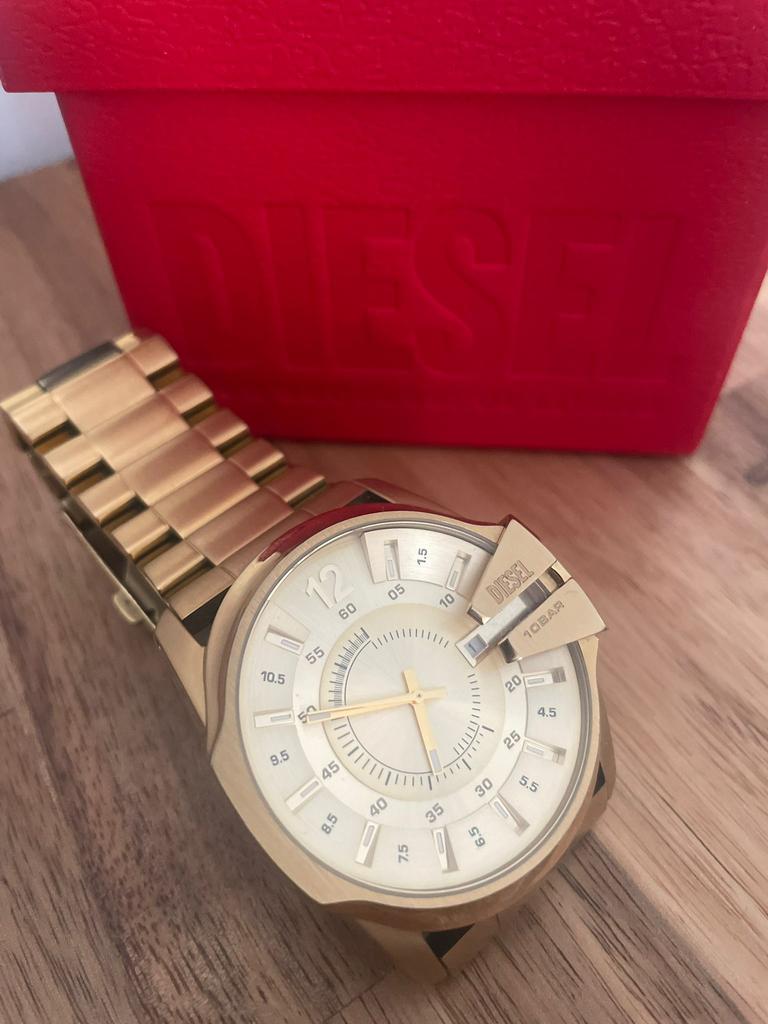 Diesel horloge - gouden look - stoer uiterlijk, Handtassen en Accessoires, Horloges | Heren, Zo goed als nieuw, Ophalen
