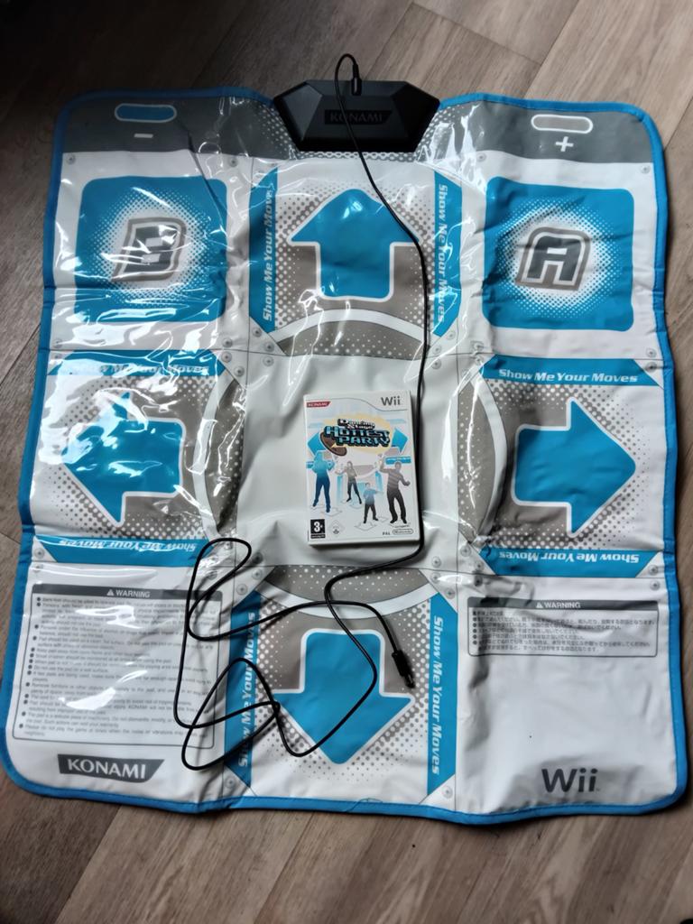 Dancing Stage Hottest Party met dansmap - Nintendo Wii, Games en Spelcomputers, Games | Nintendo Switch, Gebruikt, Muziek, 3 spelers of meer