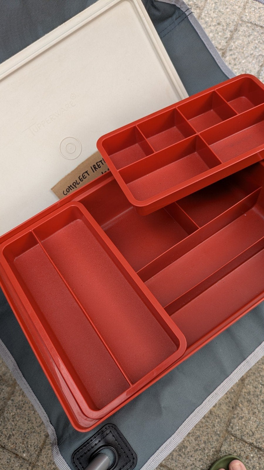 Retro naaidoos tupperware, Ophalen