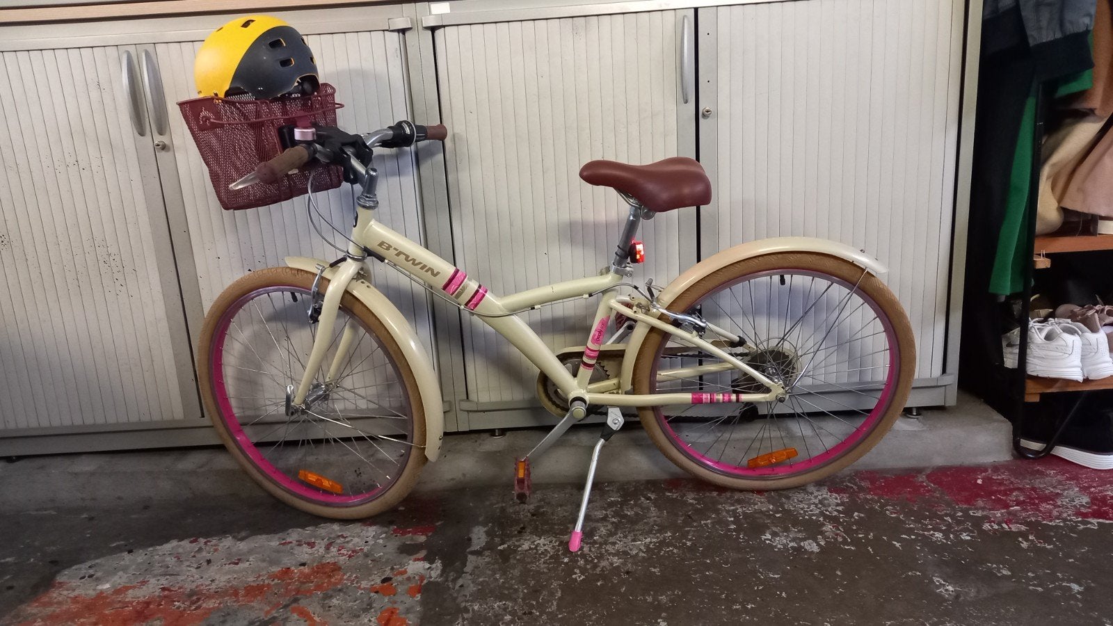 Beou vélo enfant 24pouces ( très peu utilisé avec le panier), Vélos & Vélomoteurs