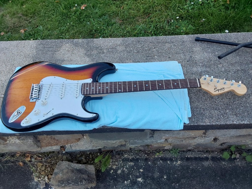Guitare Squier Stratocaster Sunburst - état impeccable, Enlèvement, Comme neuf, Solid body, Autres marques