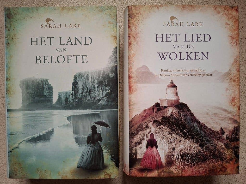Sarah Lark : Het land van belofte / Het lied van de wolken, Ophalen of Verzenden, Zo goed als nieuw