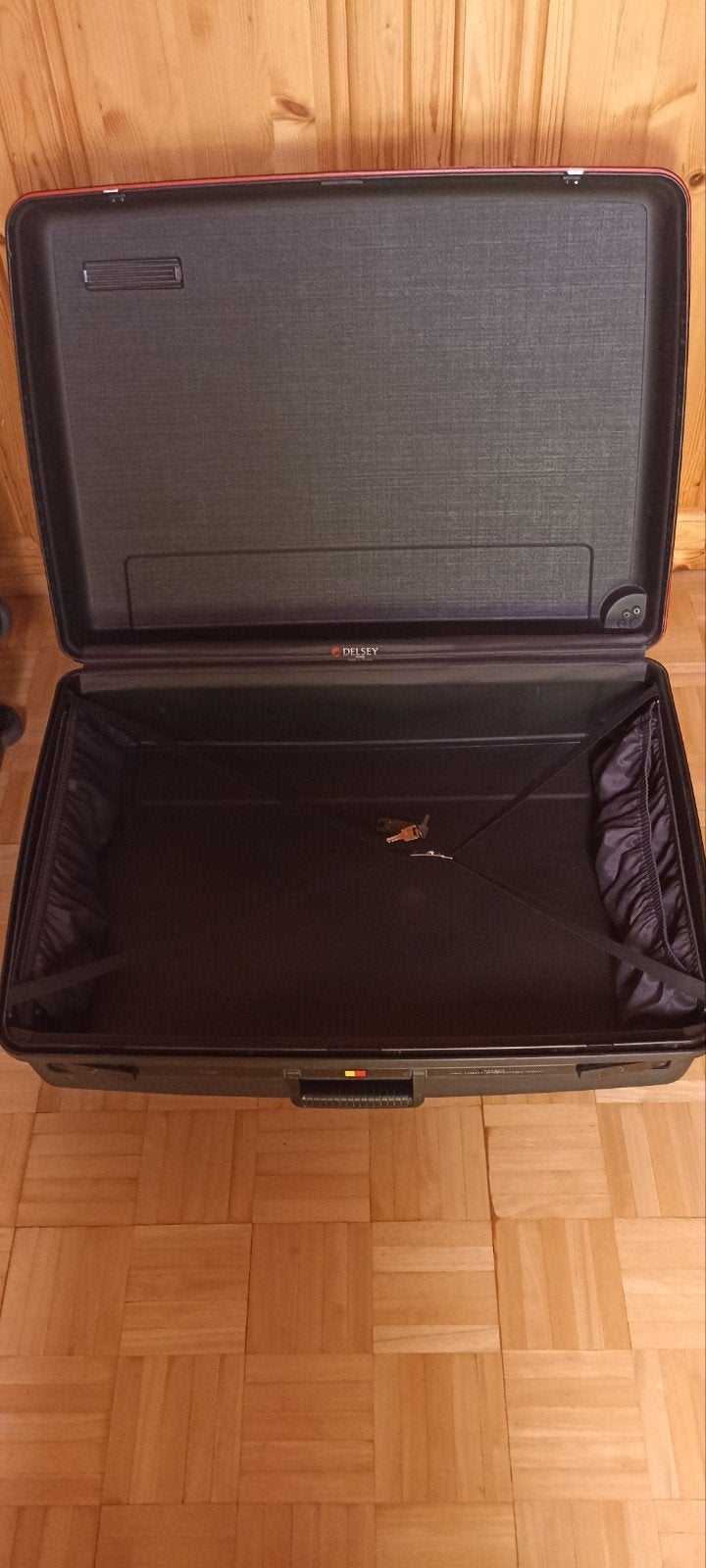 2 très bonnes valises Desley noir, Bijoux, Sacs & Beauté, Valises, Enlèvement, Roulettes