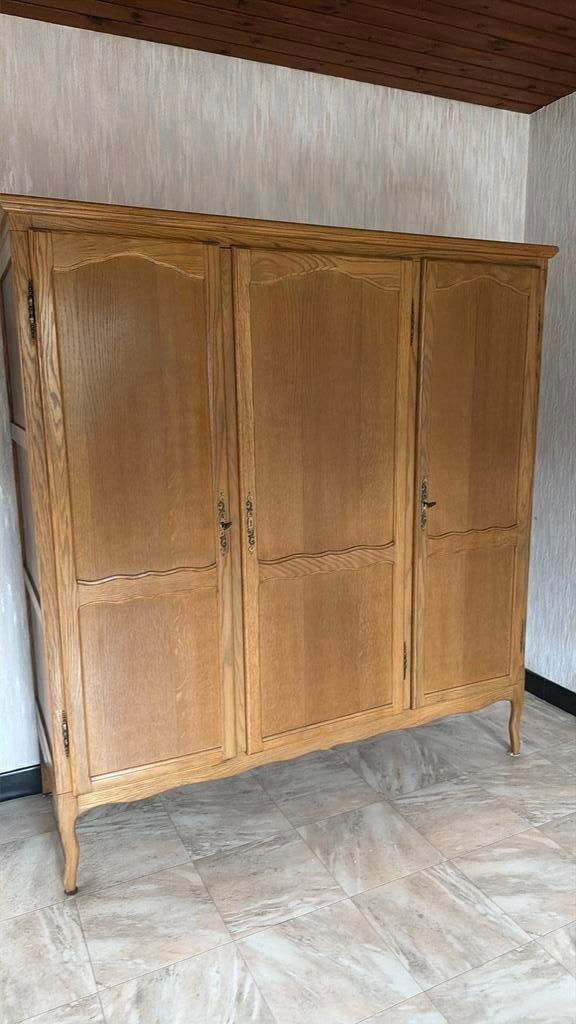 Eiken bretoense kleerkast, Ophalen