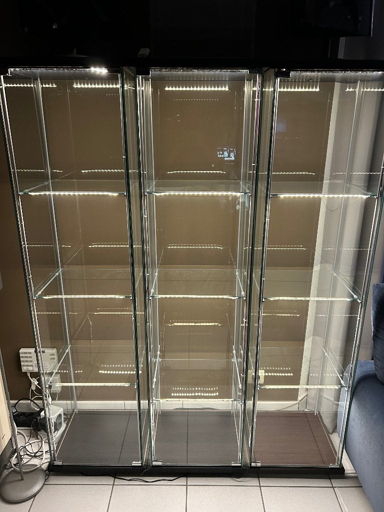 6x IKEA DETOLF vitrinekast – LED verlichting – Stofvrij, Huis en Inrichting, Kasten | Vitrinekasten, Ophalen, Minder dan 50 cm