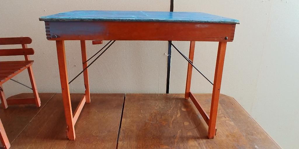 Hout kinder speeltafel incl blokken, domino, stoeltje, Ophalen, Gebruikt, Meubelstuk of Keukentje