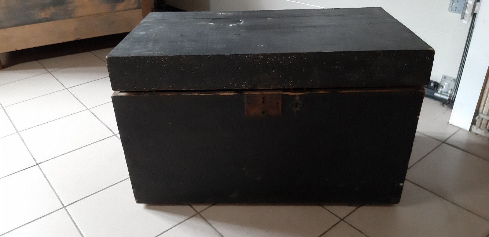 Oude, zwarte houten opbergkist, Enlèvement
