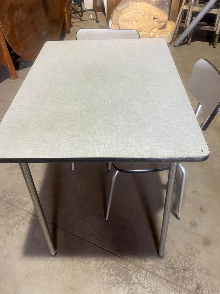 Retro tafeltje met 2 bijpassende stoeltjes, Ophalen, Gebruikt