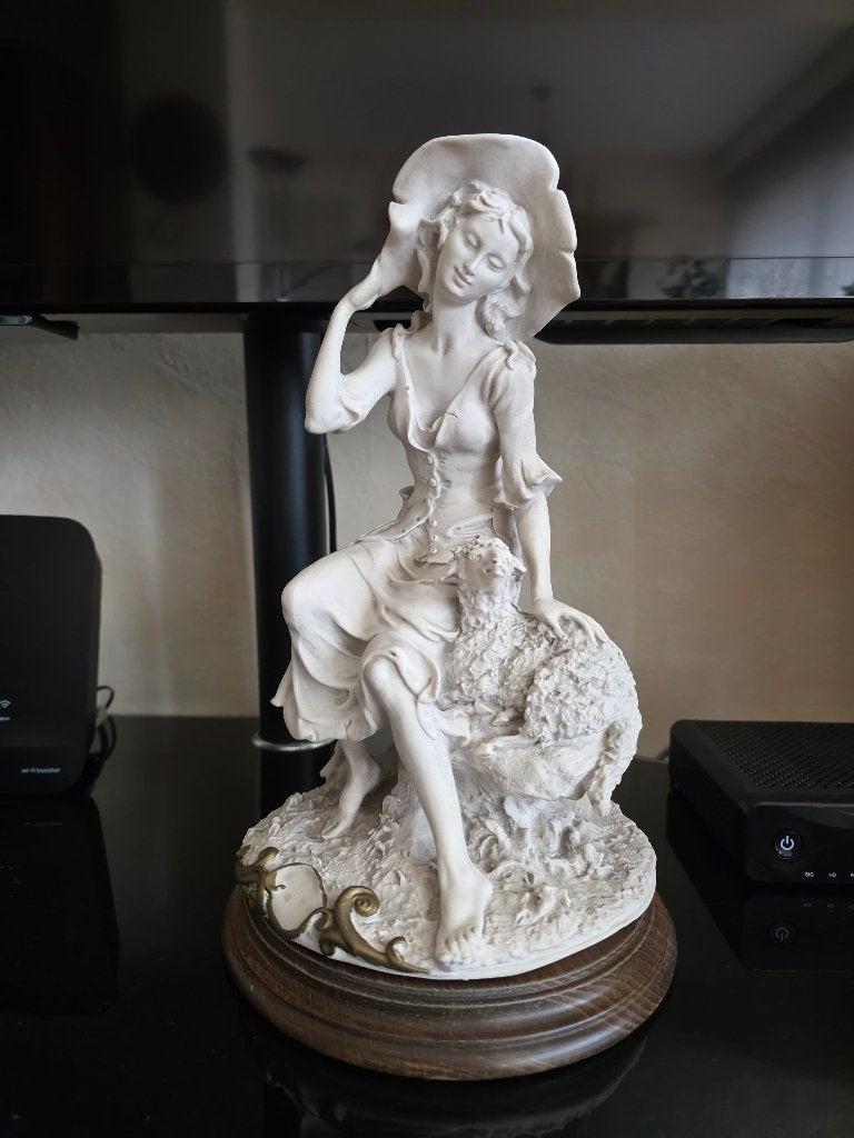 Sculpture en biscuit blanc – Bergère et son mouton, Enlèvement
