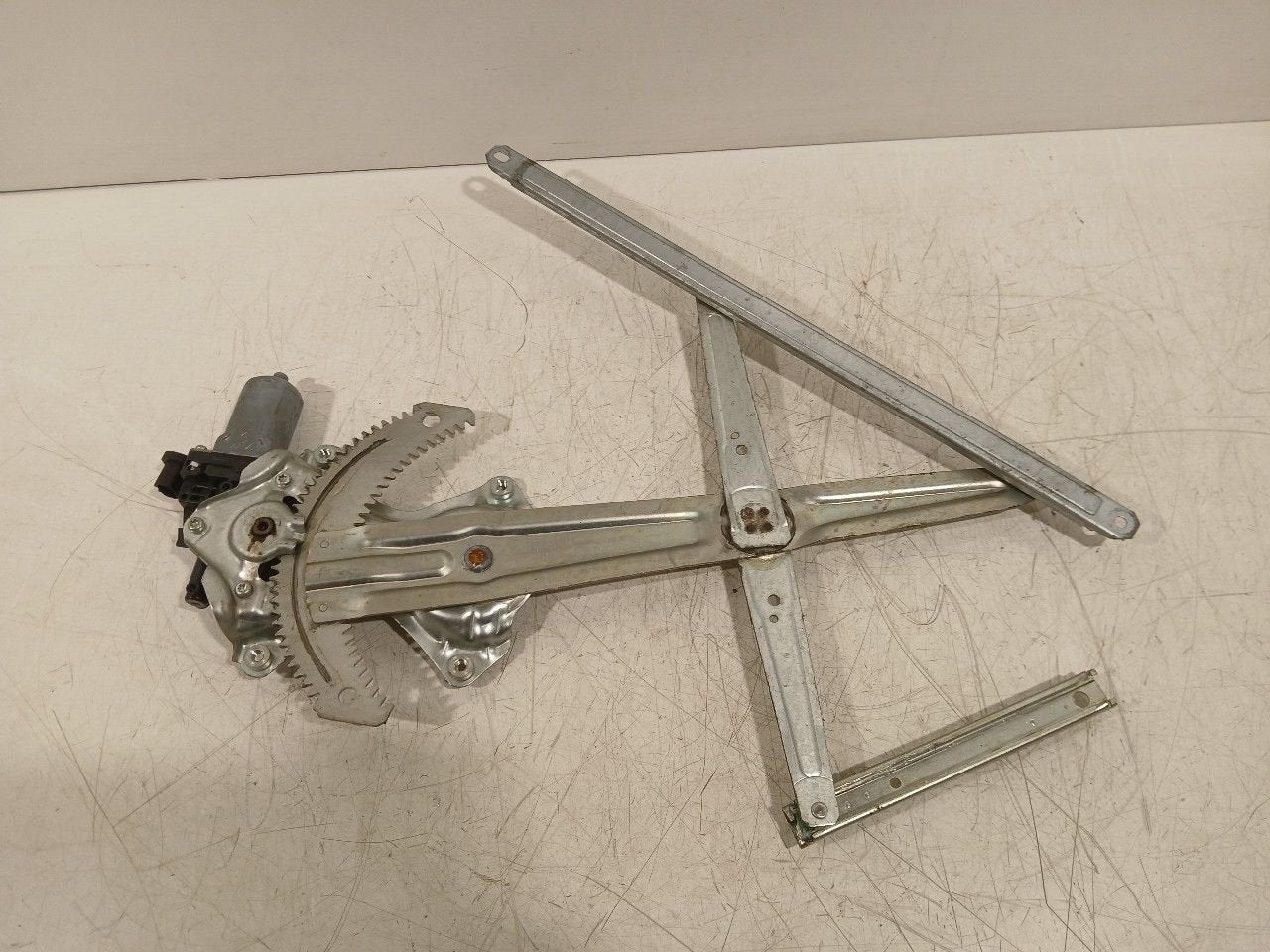 Raammechaniek elektrisch links voor Mitsubishi Outlander, Onderdelen@venauto.nl, Van der Ven Autorecycling B.V., Gebruikt, Ettenseweg 76, 4706 PB Roosendaal, The Netherlands