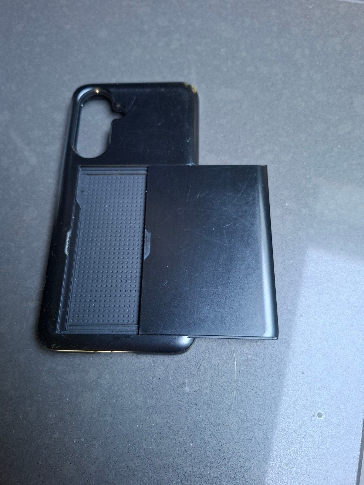 HOESJE MET GLEUF VOOR BANKKAARTEN, Enlèvement