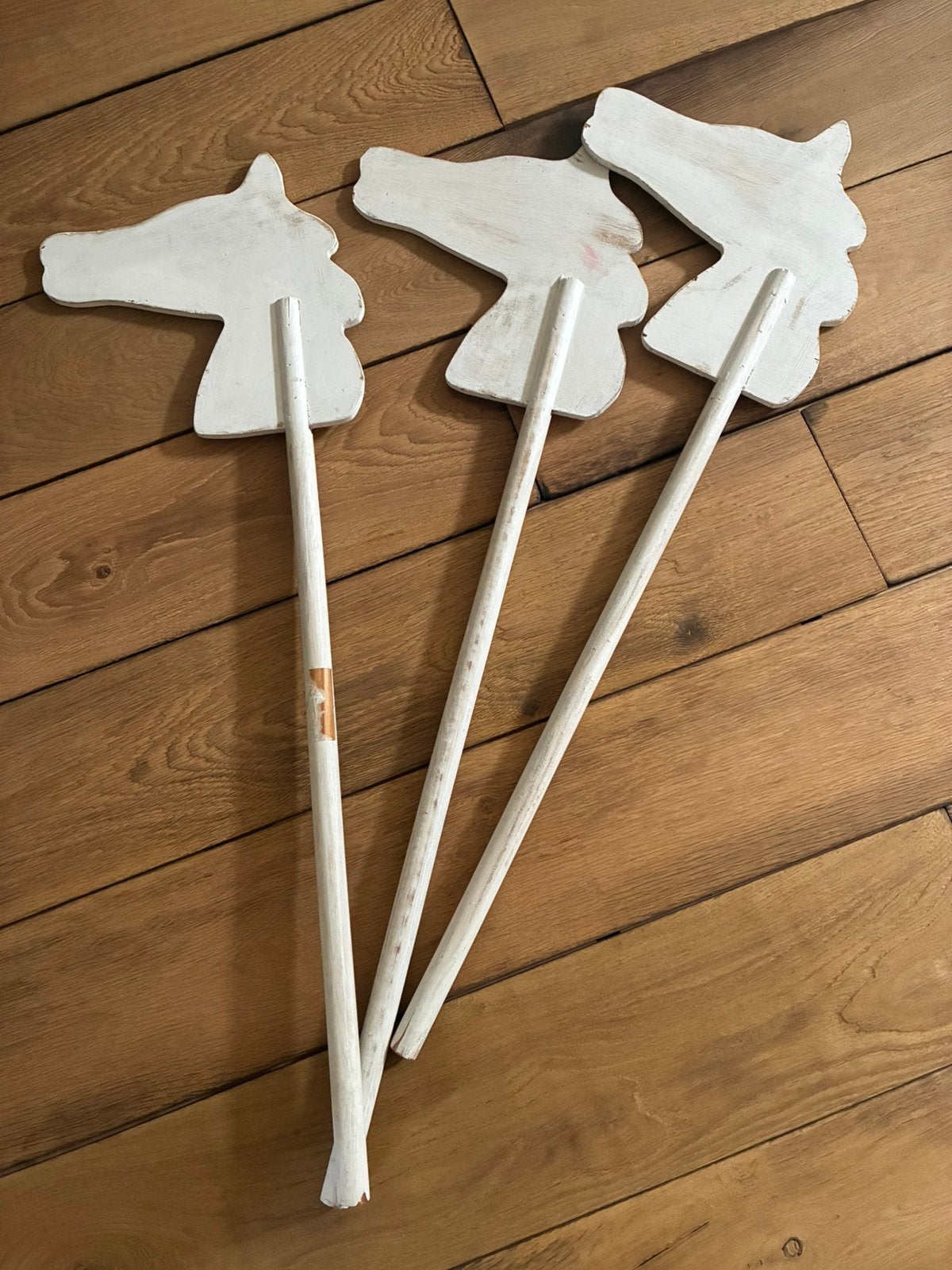 Witte stokpaardjes in hout, Ophalen, Gebruikt