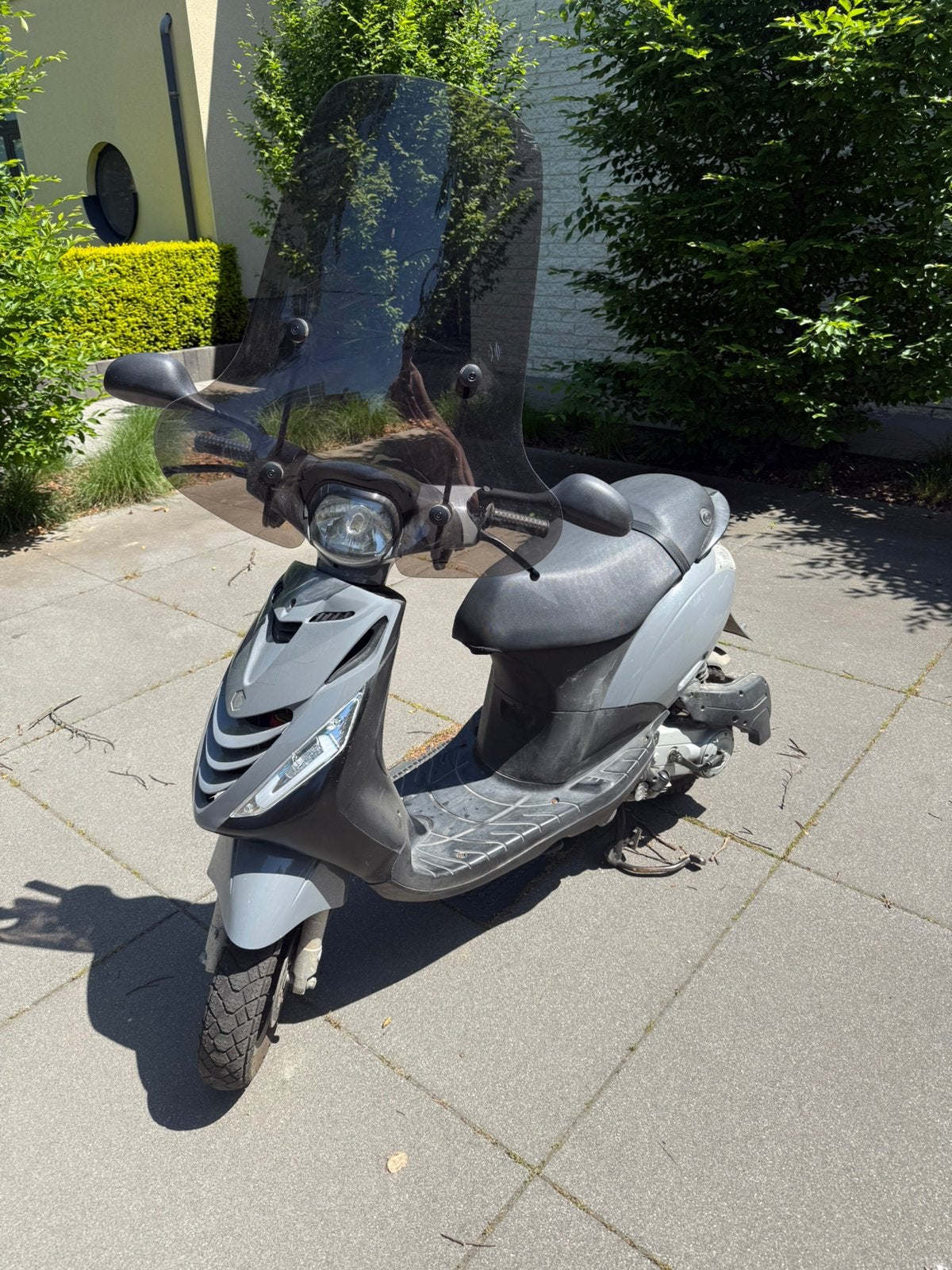 Piaggio zip 4t, runner spiegels, betere vering achteraan., Fietsen en Brommers, Scooters | Piaggio, Ophalen, Zo goed als nieuw